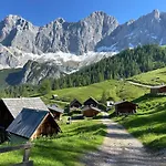 Haus Sonnleitner شقة